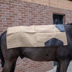 Ce couvre reins dispose de renforts en cuir de vachette...